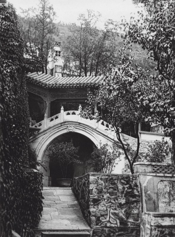 Peking, Si shan, Shih tze wo, Chihli, Klosterträdgård i de västra bergen (svartvitt foto) av Ernst Boerschmann