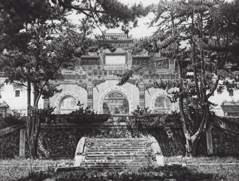 Peking, Si shan, Tsing i yuan, Chihli, Färgad glaserad port i de västra kullarna nära Peking (svartvitt foto) av Ernst Boerschmann