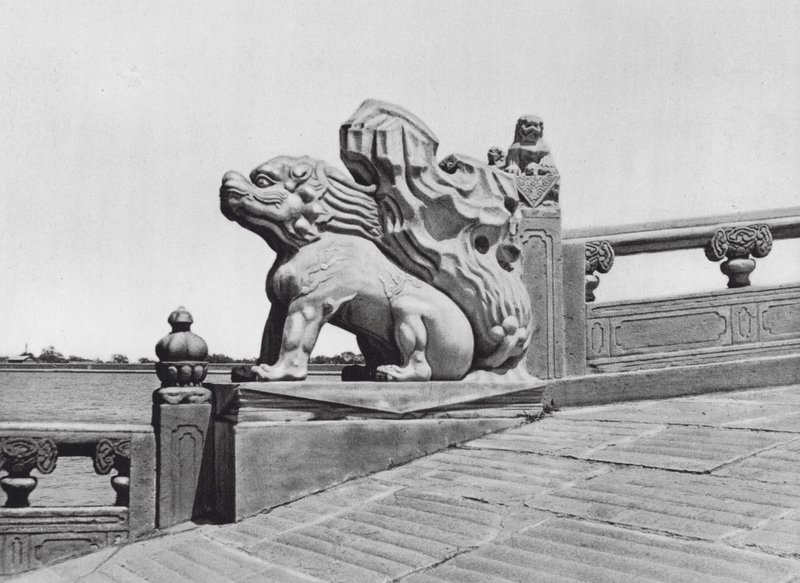 Peking, Wan shou shan, Chihli, Slutet på bron i Sommarpalatset (svartvitt foto) av Ernst Boerschmann