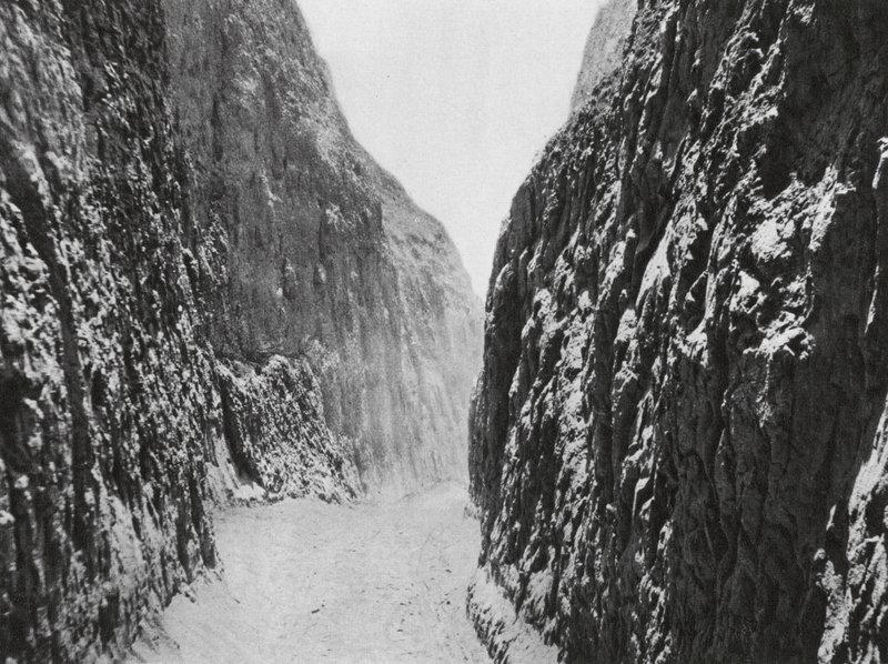 Pingyangfu, Shansi, avgrund i Loess (svartvitt foto) av Ernst Boerschmann