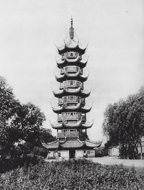 Shanghai, Lung hua ta, Kiangsu, Pagoden för drakens skönhet (svartvitt foto) av Ernst Boerschmann