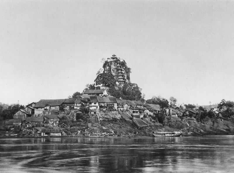 Shih pao chai, Wan yin shan, Szechuan, by och helig klippa vid Yangtze (svartvitt foto) av Ernst Boerschmann