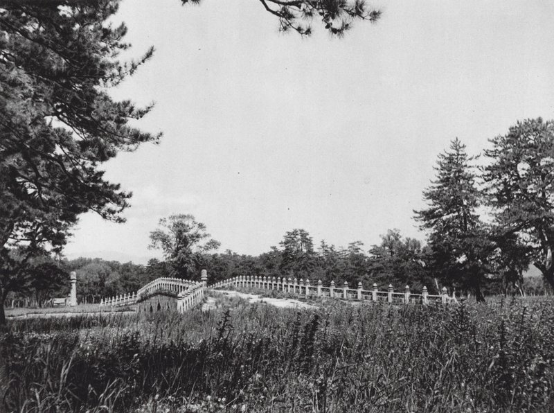 Siling, Chihli, Manchu-dynastins västra kejserliga gravar, bron på andarnas väg (svartvitt foto) av Ernst Boerschmann