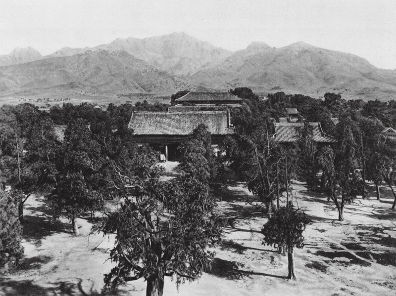 Taianfu, Tai miao, Shantung, Utsikt över det heliga berget Tai shan över det stora templet i norr (svartvitt foto) av Ernst Boerschmann