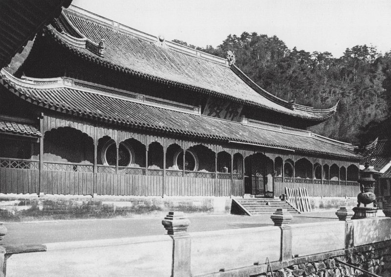 Tien tung sze, Chekiang, Stora salen i klostret för den himmelske pojken nära Ningpo (svartvitt foto) av Ernst Boerschmann