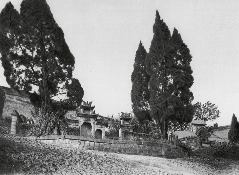 Wanhien, Kiao ting shan, Szechuan, Grav på sluttningarna av Kiao ting Hill nära Wanhien (svartvitt foto) av Ernst Boerschmann
