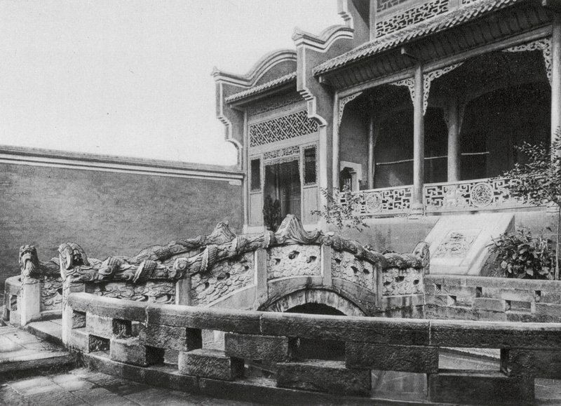 Wanhien, Wen miao, Szechuan, Förgård med damm och drakbro i Konfuciustemplet i Wanhien (svartvitt foto) av Ernst Boerschmann