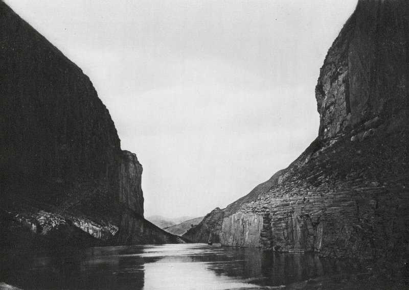 Yangtzekiang, Feng siang kou, Szechuan, The Bellows Gorge nedanför Kuelchoufu, Vy uppströms (svartvitt foto) av Ernst Boerschmann