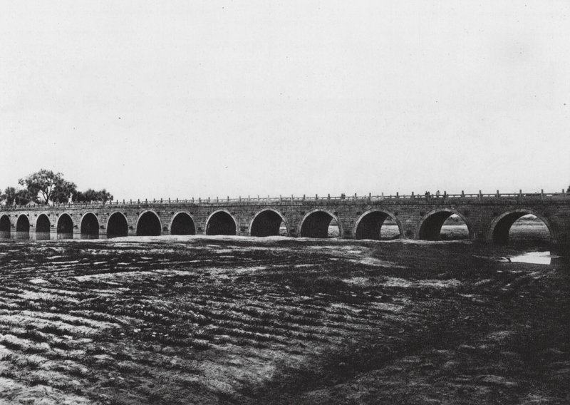 Yenchoufu, Shantung, bro (svartvitt foto) av Ernst Boerschmann