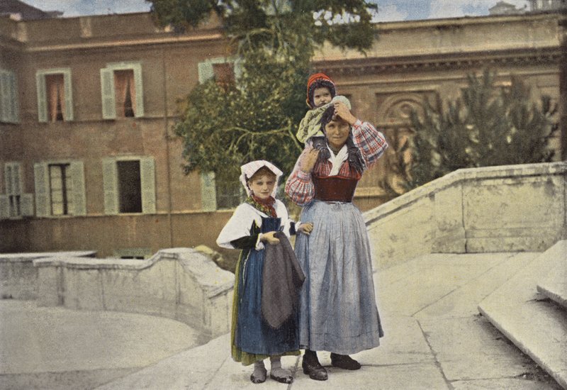 Rom, familj som går upp till bergets treenighet av European Photographer