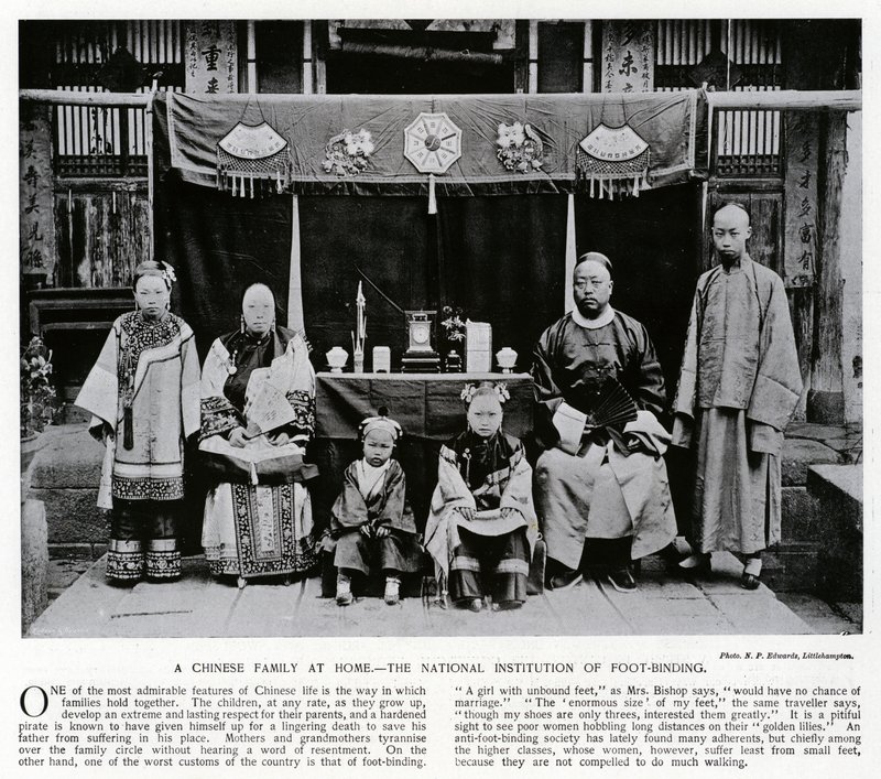 En kinesisk familj hemma, National Institution of Foot-Binding (s/v foto) av European Photographer