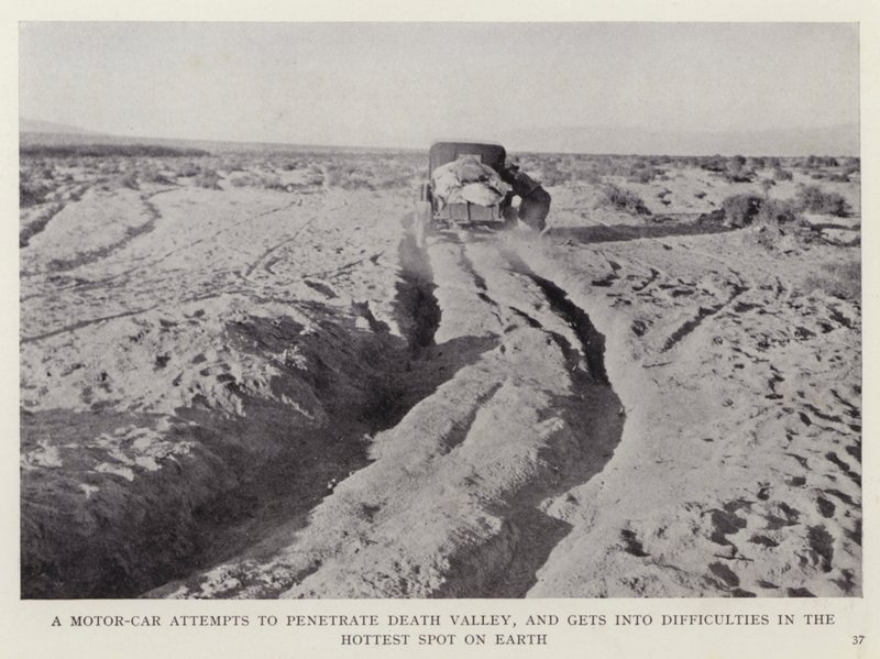 En bil försöker tränga in i Death Valley och hamnar i svårigheter på den hetaste platsen på jorden (s/v foto) av European Photographer