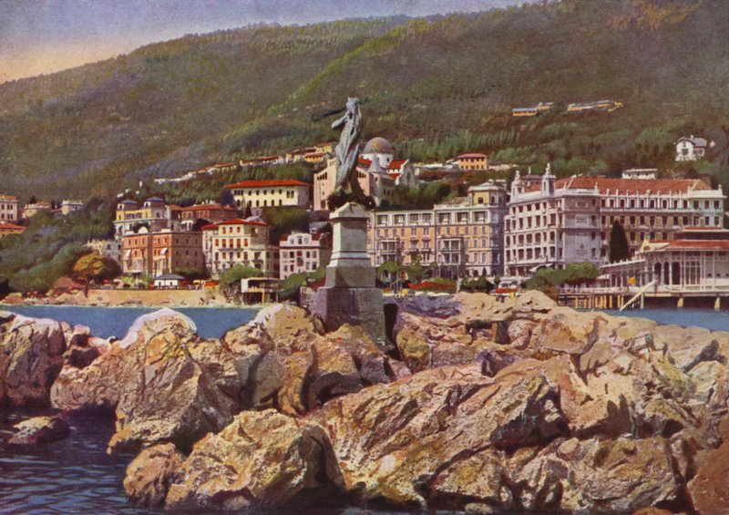 Opatija, nu Opatija i Kroatien: Madonna del Mare, i bakgrunden kyrkan St Mary Announced (foto) av European Photographer