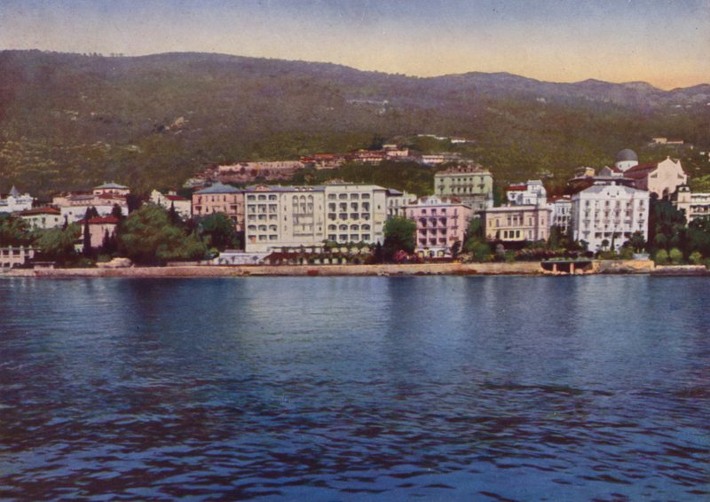 Opatija, nu Opatija i Kroatien: Panorama från havet med utsikt över Pension Breiner, Hotel Residenz, Hotel Savoy och Villa Jeanette (foto) av European Photographer