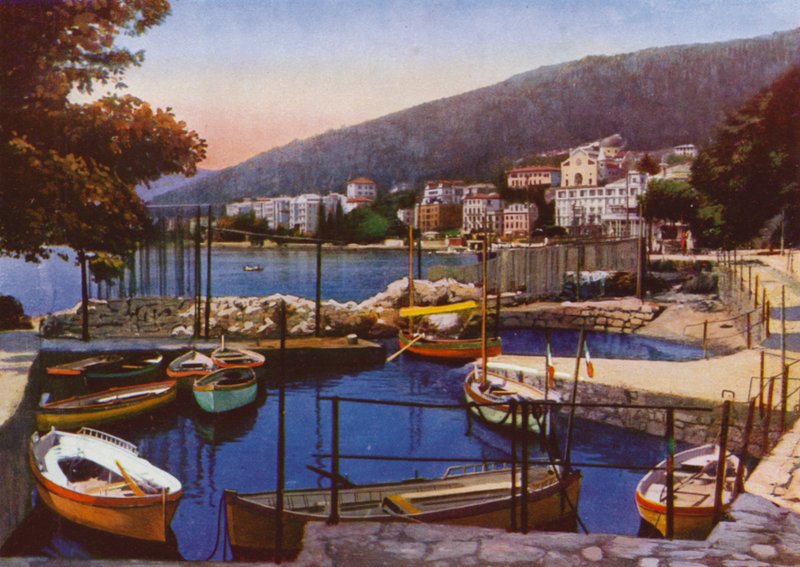 Opatija, nu Opatija i Kroatien: Porticciuolo med utsikt över södra strandpromenaden (foto) av European Photographer