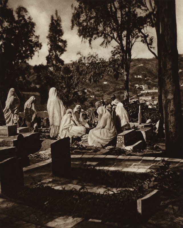 Alger, Arabiska kvinnor på en kyrkogård (svartvitt foto) av European Photographer