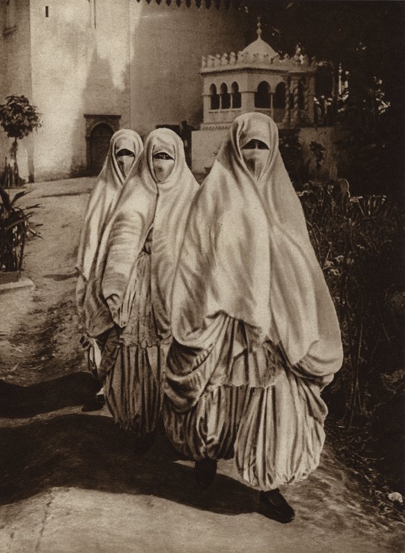 Alger, Kvinnor på promenad (svartvitt foto) av European Photographer