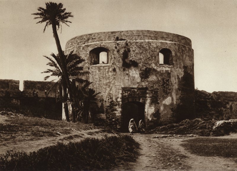 Arzila, Gateway in the town wall (s/v foto) av European Photographer