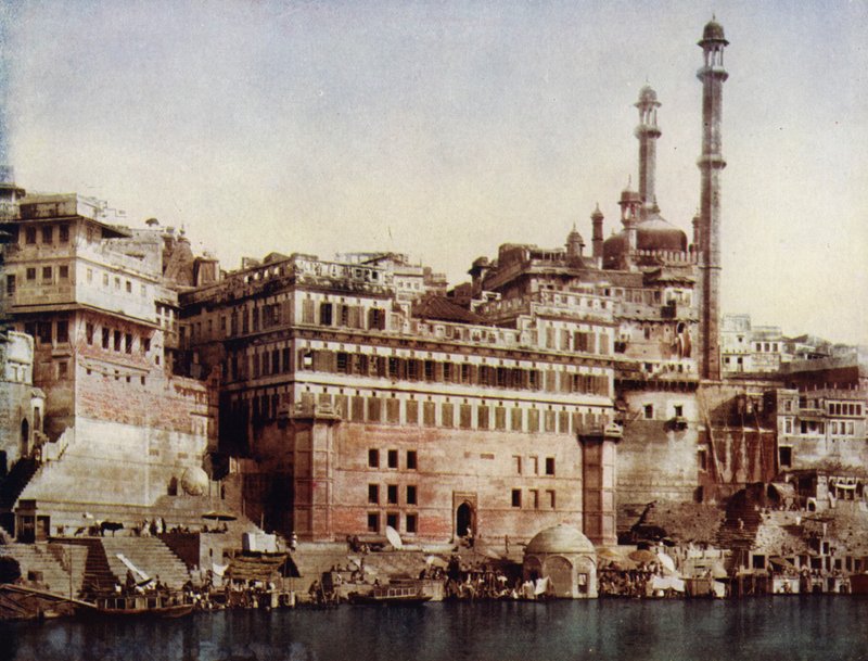 Benares, en moské på platsen för ett gammalt hinduiskt tempel (foto) av European Photographer