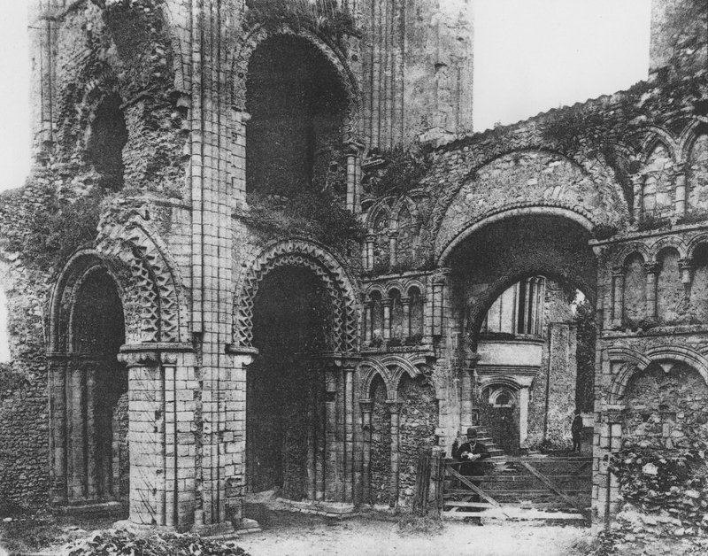 Castle Acre Priory, Norfolk, Interiör av West End of Church (s/v foto) av European Photographer