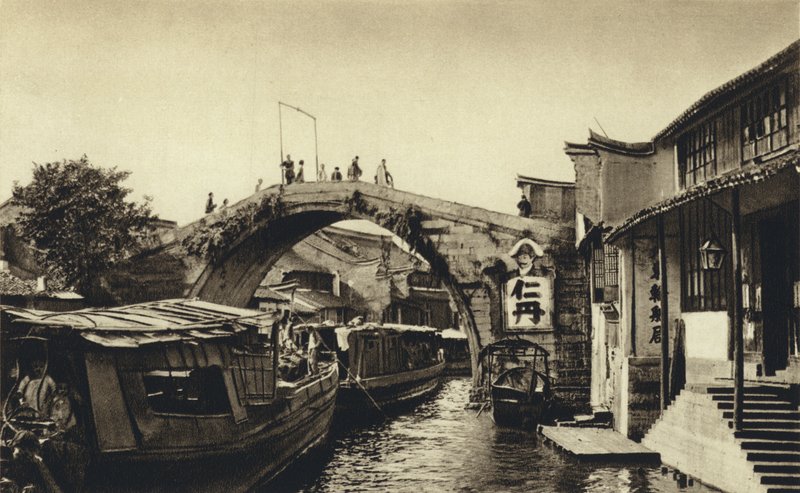 Kina, Kanalbro i Kiahing (svartvitt foto) av European Photographer