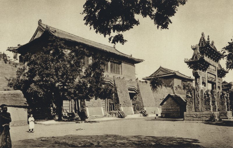 Kina, Tempelentré nära det heliga berget Taischan, Shantung (svartvitt foto) av European Photographer