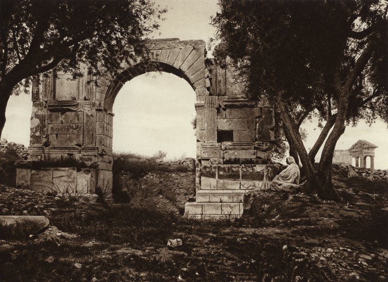 Dougga, Alexander Severus triumfbåge (s/v foto) av European Photographer