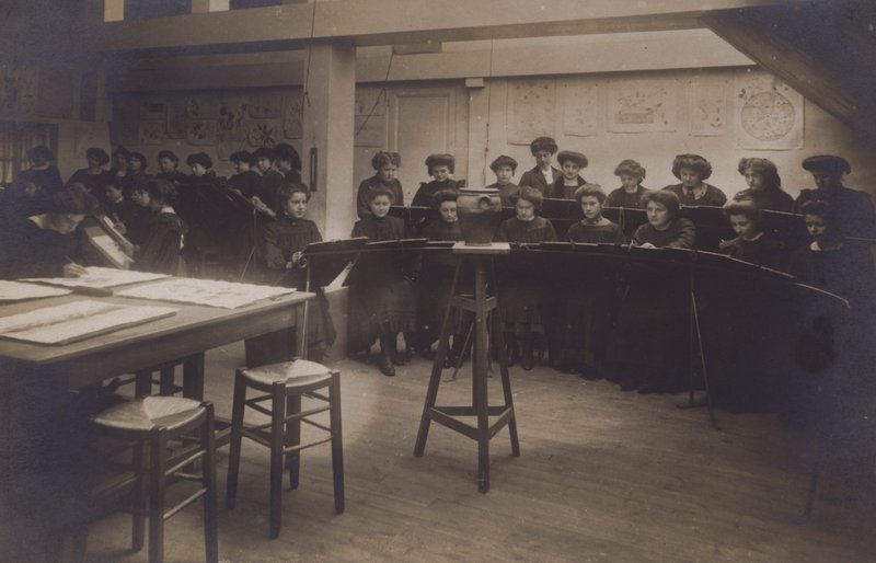 Kvinnliga studenter i en konstklass (svartvitt foto) av European Photographer