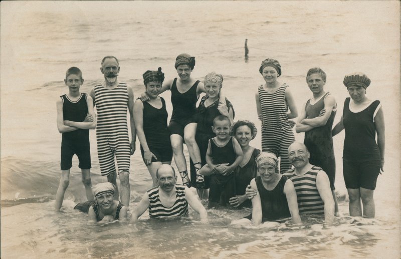 Grupp av människor vid havet (svartvitt foto) av European Photographer