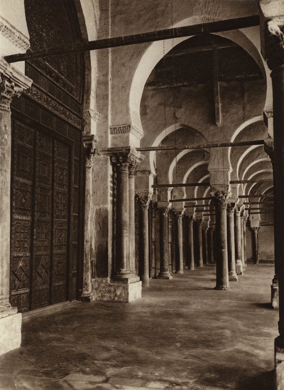 Kairuan, Del av Stora moskén (svartvitt foto) av European Photographer