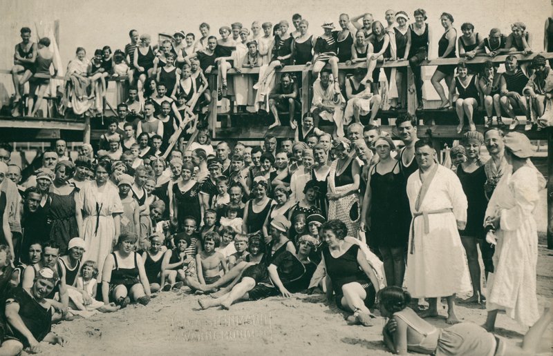 Stor grupp människor vid havet (svartvitt foto) av European Photographer