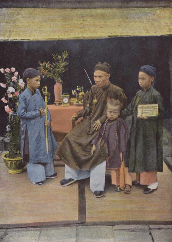 Guvernör Dao-Tan och hans barn av European Photographer