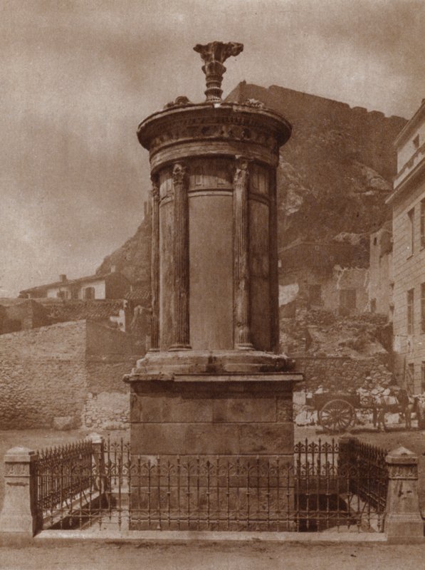 Monument till Dionysos, vinets gud, restes i Aten 335-34 f.Kr. av Lysicrates för att fira sitt lags seger i teatertävlingarna (s/v foto) av European Photographer