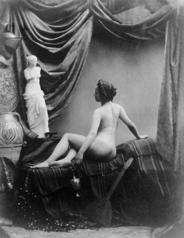 Naken kvinna som beundrar Venus från Milo (svartvitt foto) av European Photographer