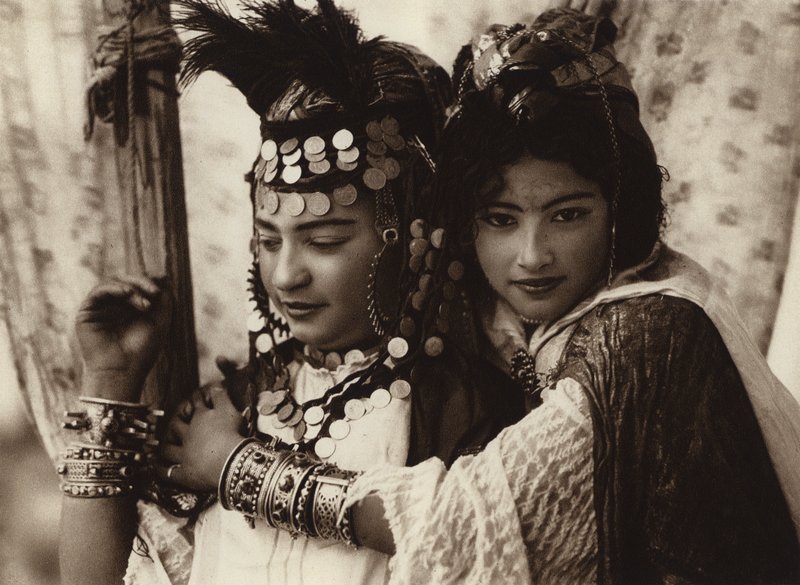 "Ouled Nail"-dansande flickor (svartvitt foto) av European Photographer