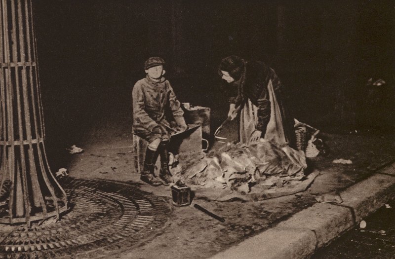 Paris: Chiffonniers; Rag-pickers (svartvitt foto) av European Photographer
