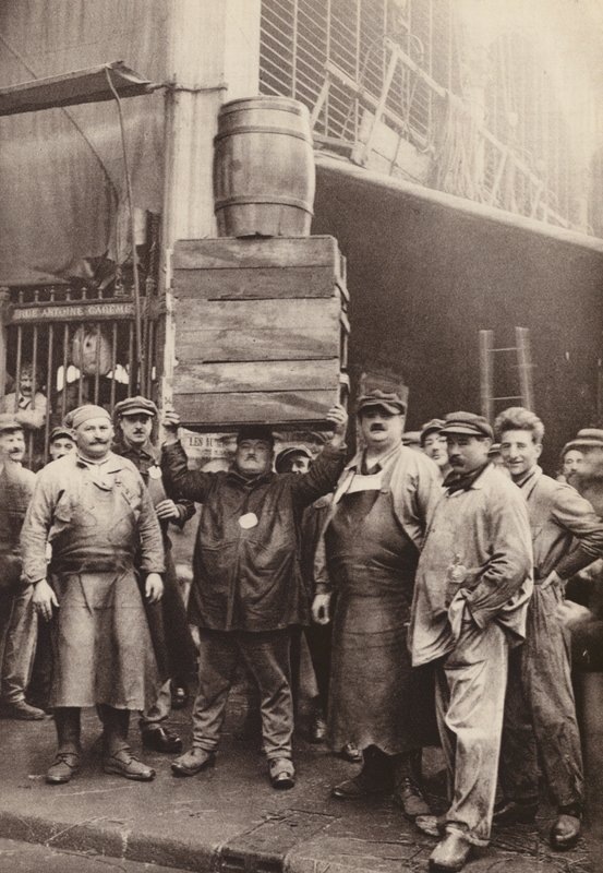 Paris: Les Forts de la Halle; Bärare av Centralmarknaden (svartvitt foto) av European Photographer