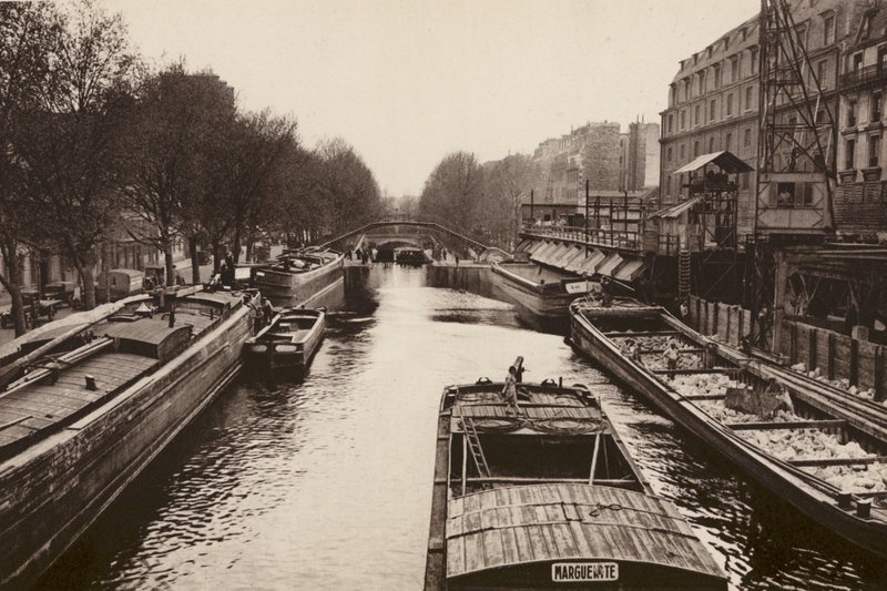 Paris: Les peniches sur le Canal St-Martin; Pinnarna på "Canal St-Martin" (svartvitt foto) av European Photographer