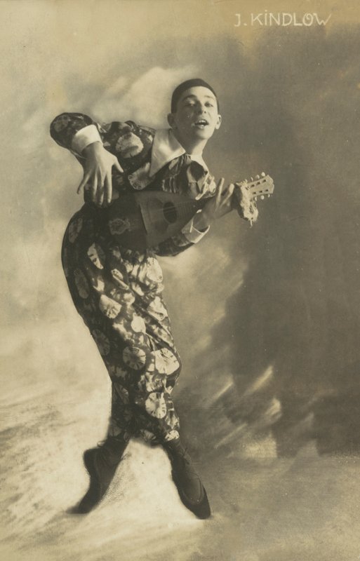 Pierrot spelar luta (svartvitt foto) av European Photographer