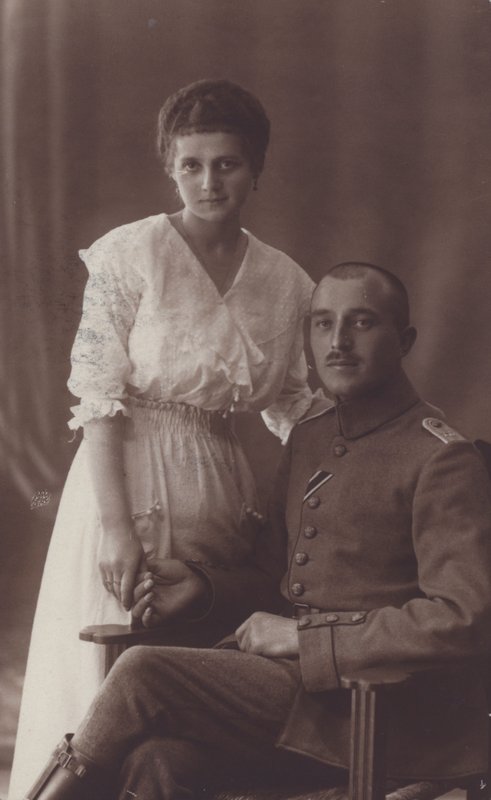 Porträtt av en soldat och hans fru (s/v foto) av European Photographer