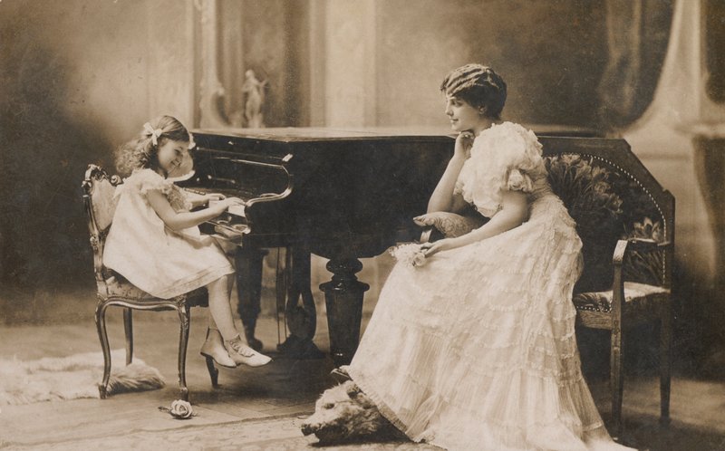 Porträtt av en kvinna som tittar på en ung flicka som spelar piano (svartvitt foto) av European Photographer