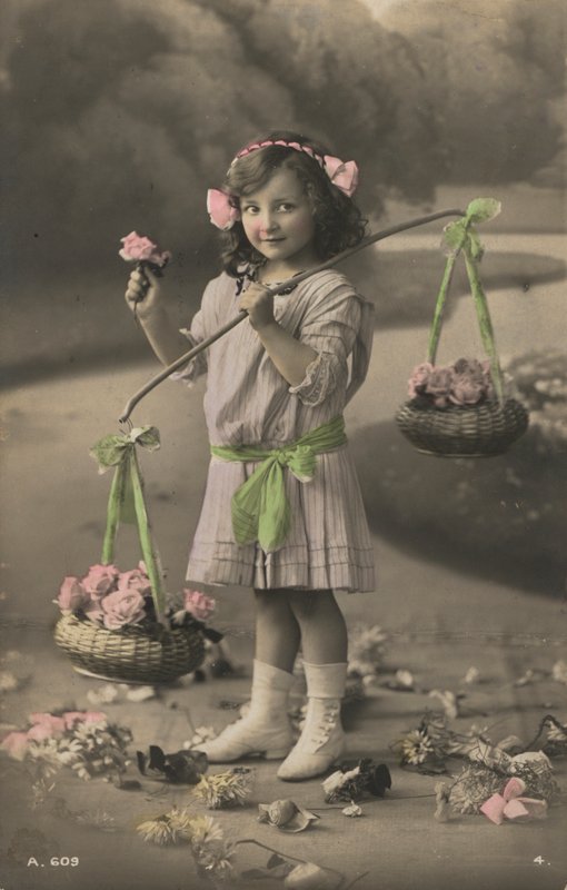 Porträtt av en ung flicka som bär korgar med blommor (foto) av European Photographer