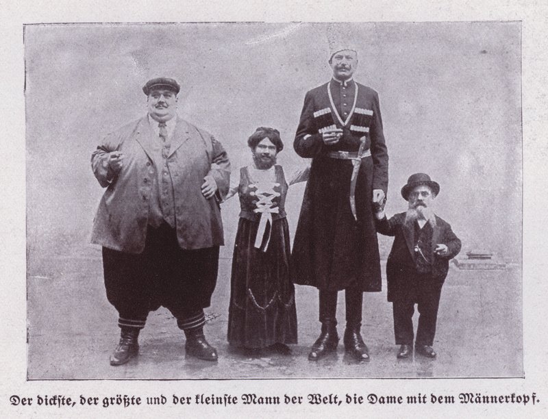 De fetaste, längsta och kortaste männen i världen och en skäggig dam (s/v foto) av European Photographer
