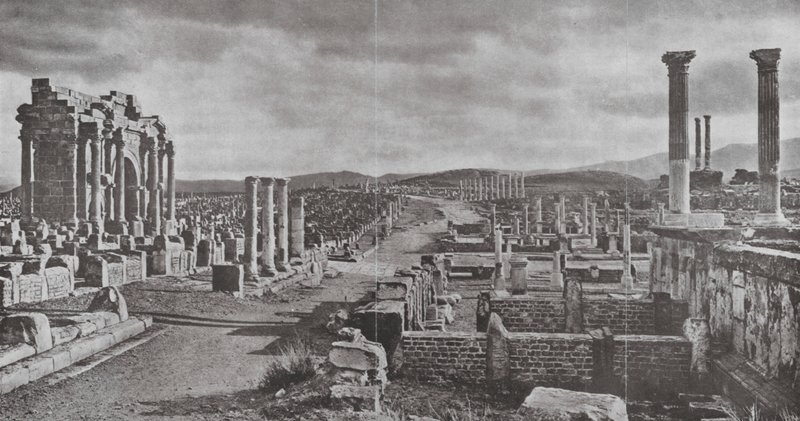 Timgad (s/v foto) av European Photographer
