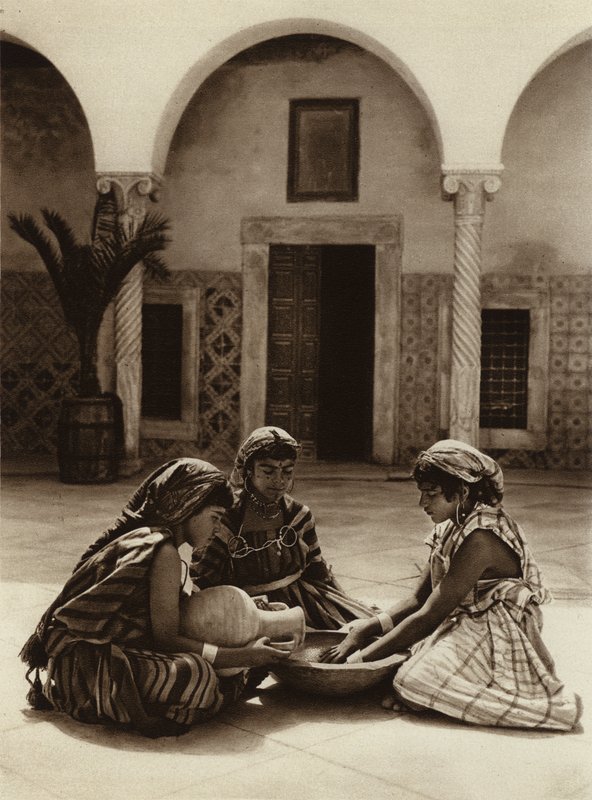 Tunis, Grupp av kvinnor i ett arabiskt hus (svartvitt foto) av European Photographer