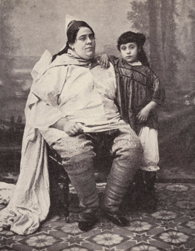 Tunisisk judisk kvinna och hennes dotter (s/v foto) av European Photographer