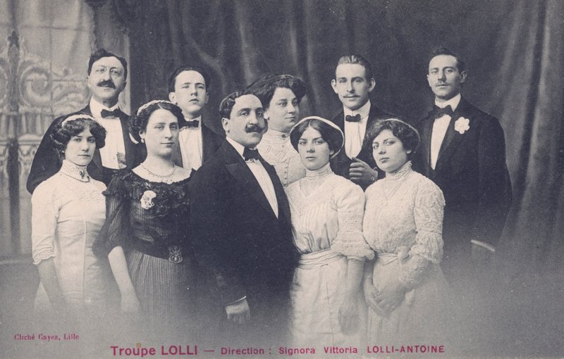 Vittoria Lolli-Antoine och truppen Lolli (s/v foto) av European Photographer
