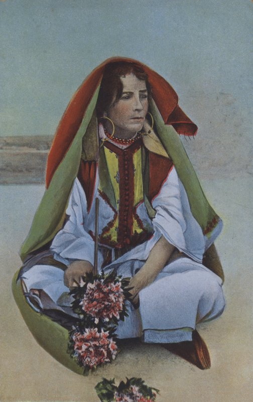 Kvinna i traditionell dräkt, möjligen Nordafrika (färgfoto) av European Photographer