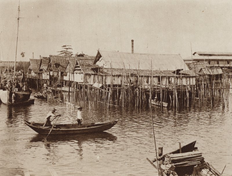 Fiskarhus på byggda på högar ovanför vattnet, Singapore (s/v foto) av Ewing Galloway