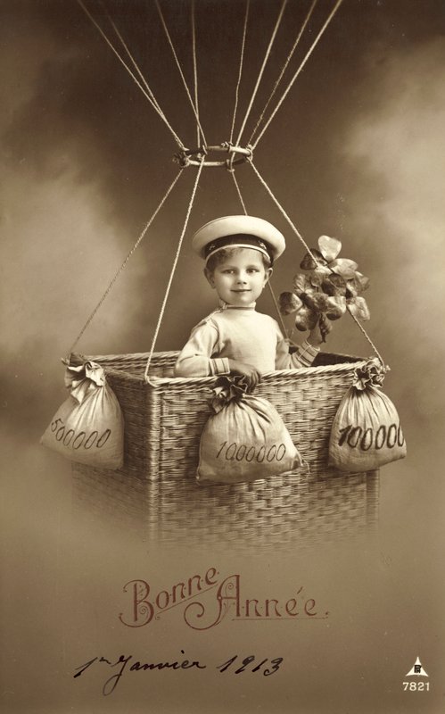 1913 nyårskort, med pojke som stiger upp i en ballong, med mycket pengar som ballast av French Photographer